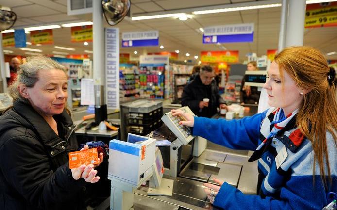 SP voert actie bij Albert Heijn in Vinkhuizen. 'Moet de